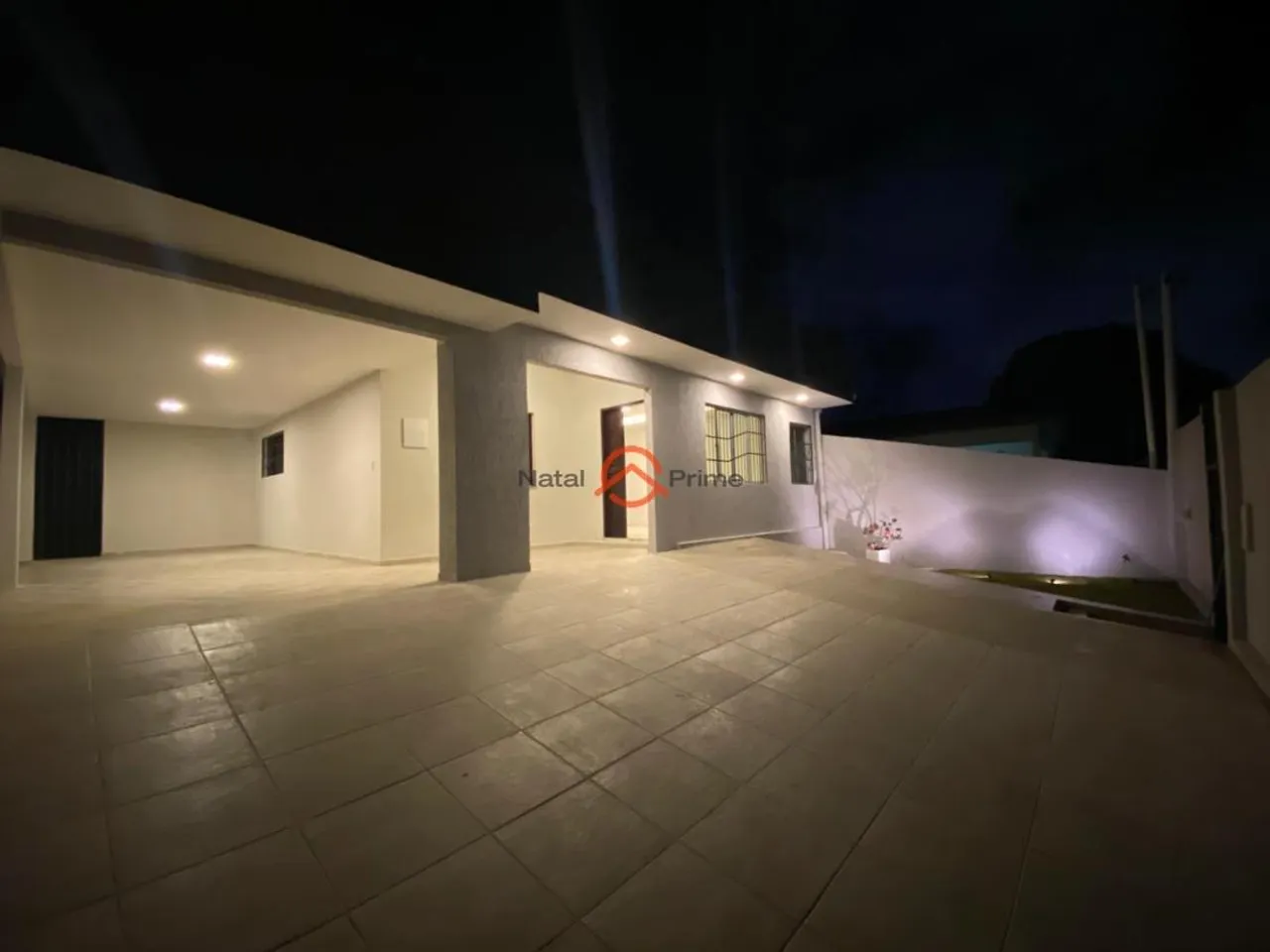 Linda casa, 100% reformada, na melhor localização do bairro de Ponta Negra