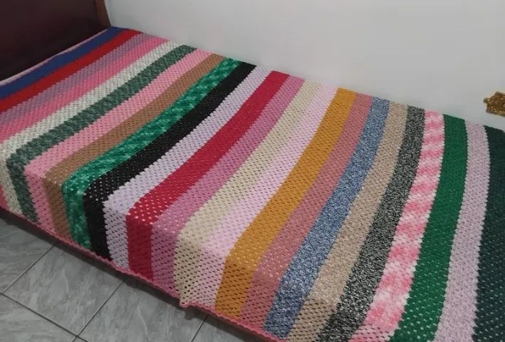Colcha De Crochê Listras Multicolorida Para Cama De Solteiro