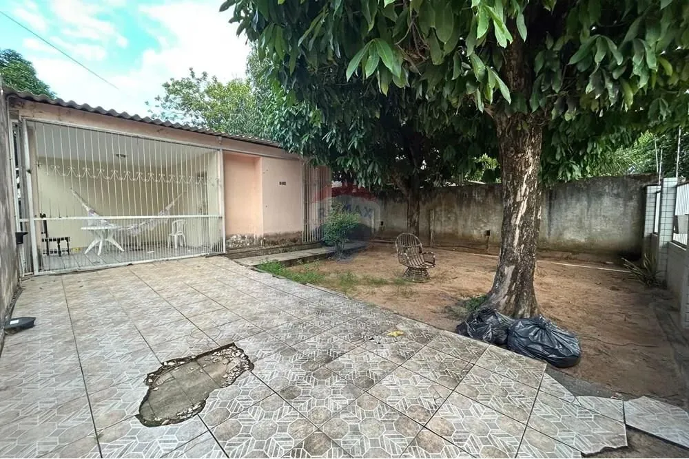 Casa com duas residências em terreno amplo na Av. Praia de Genipabu