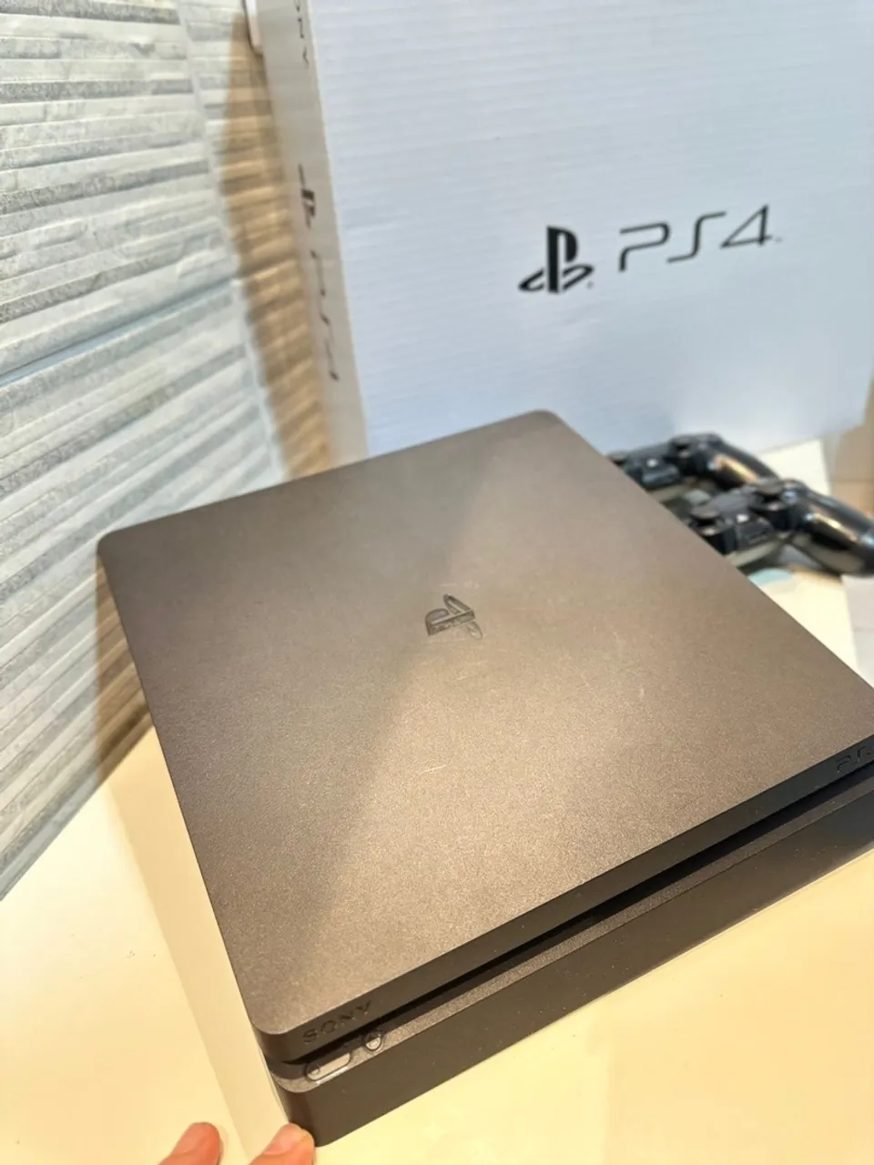 PlayStation 4 (PS4) - Console e 2 Controles