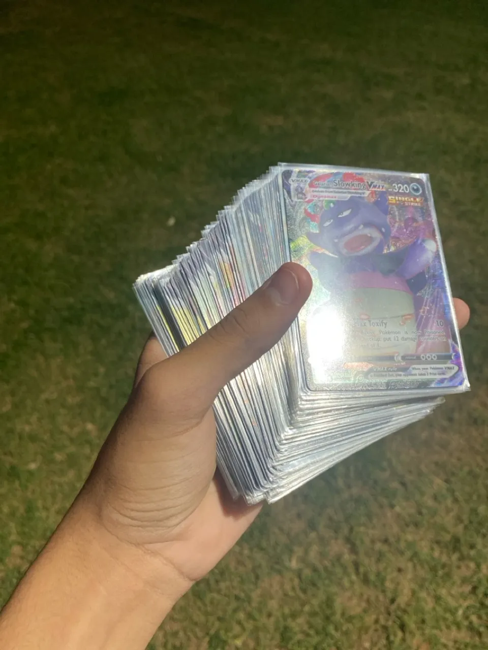 71 cartas brilhantes e 71 cartas comuns charizard de 7000 por apenas 1500