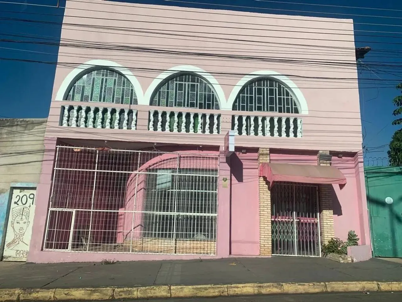 CASA PÚBLICA NA AV. MATO GROSSO, 3 QUARTOS 1 SUÍTE, C/ ARMÁRIOS, REGIÃO CENTRAL