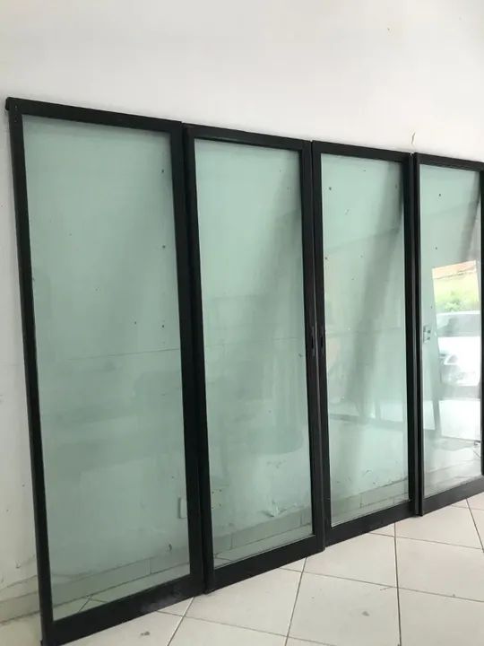 KIT DE 4 PORTAS DE VIDRO VERDE / ALUMINIO PRETO PARA SACADA - Foto 5