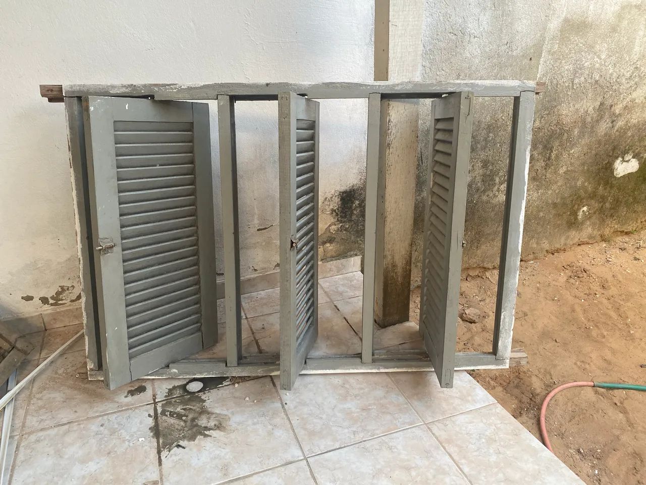 Janela de madeira + grade 120cm x 80cm - Foto 2