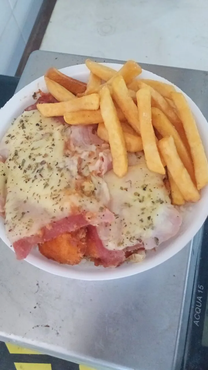 Prato de comida com batata frita e queijo