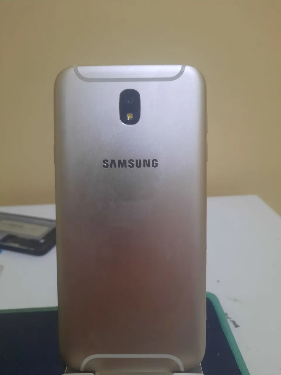 Vendo J7pro 64GB apenas trinco na tela mas funcionando perfeitamente
