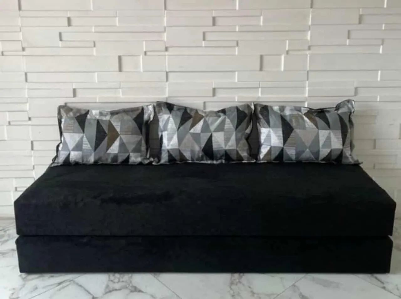 Sofá Cama Preto com 3 Lugares e Almofadas