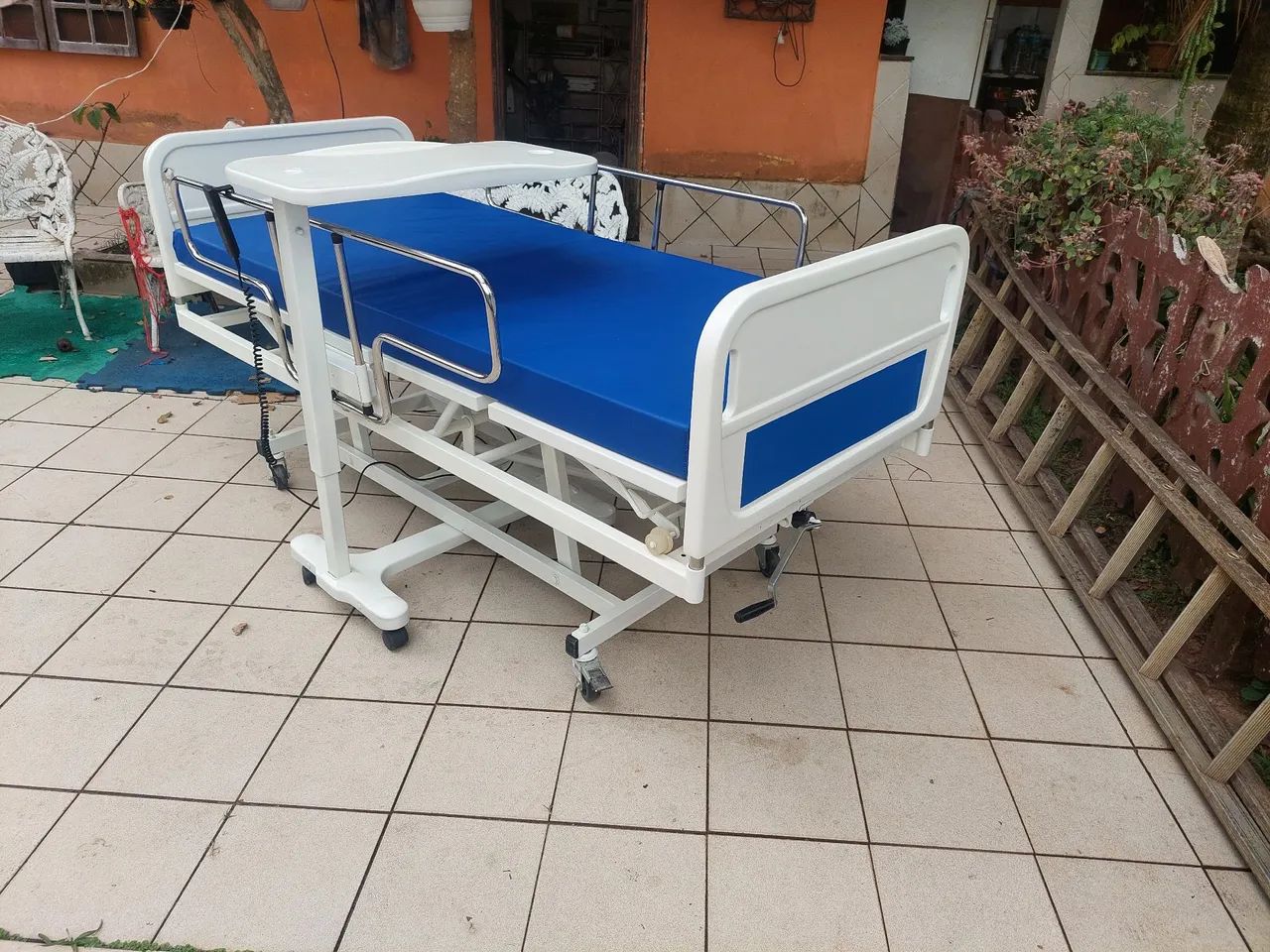 Cama Hospitalar com Mesa de Refeição