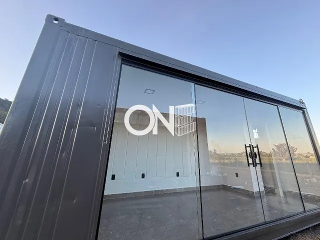 Sala comercial em container pronta para seu negócio