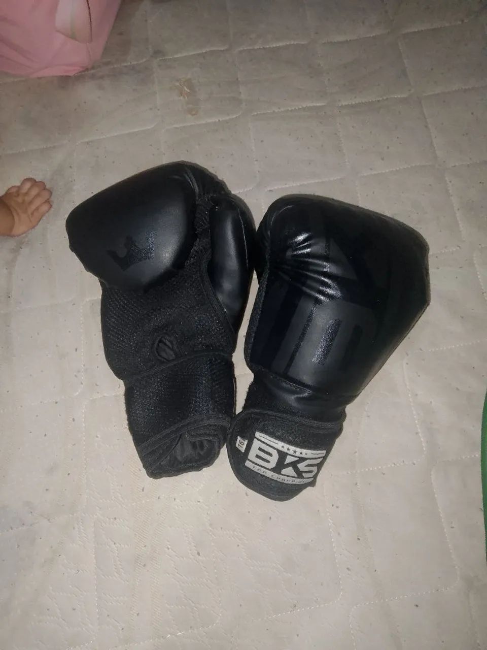 Luva de boxing 16 OZ e caneleira BKS pra vender rápido  - Foto 4