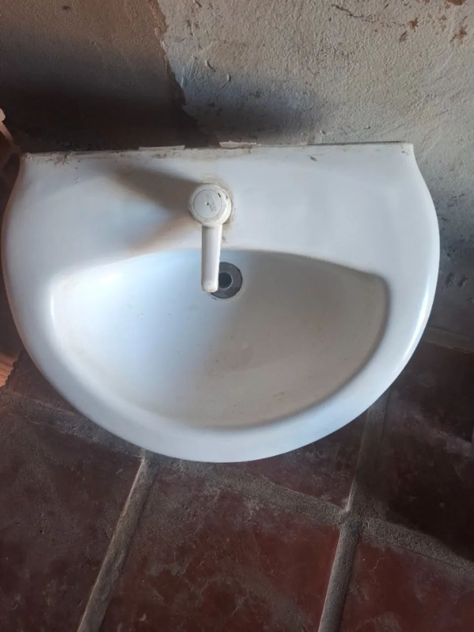 Vendo pias, colunas de pias e tijolos