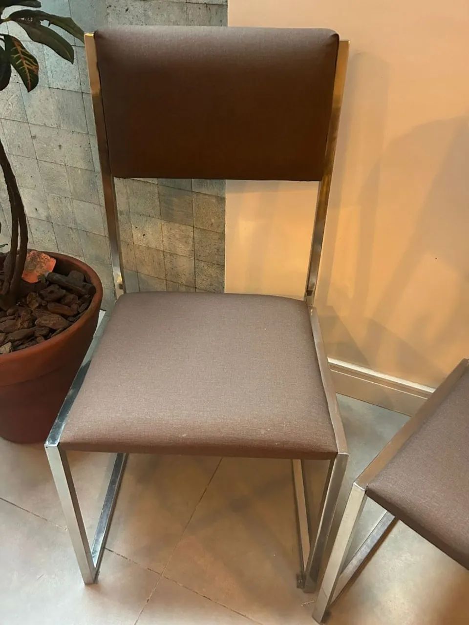 Par cadeiras em alumínio e sede marrom - Foto 4