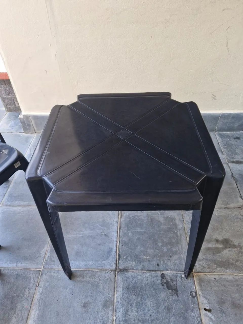 Vendo mesa com 2 cadeiras  - Foto 2