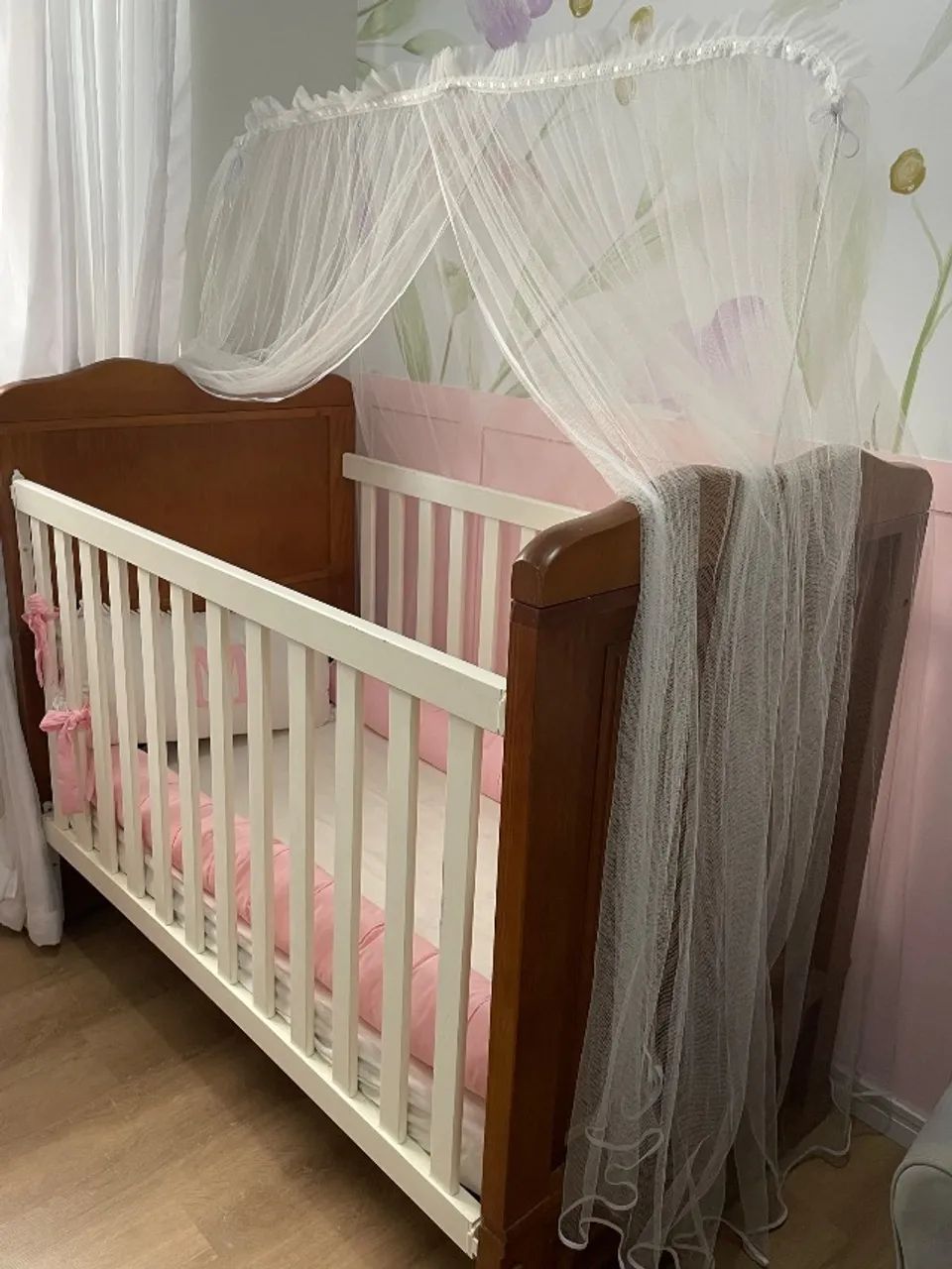 Berço de madeira maciça que vira cama - Foto 2