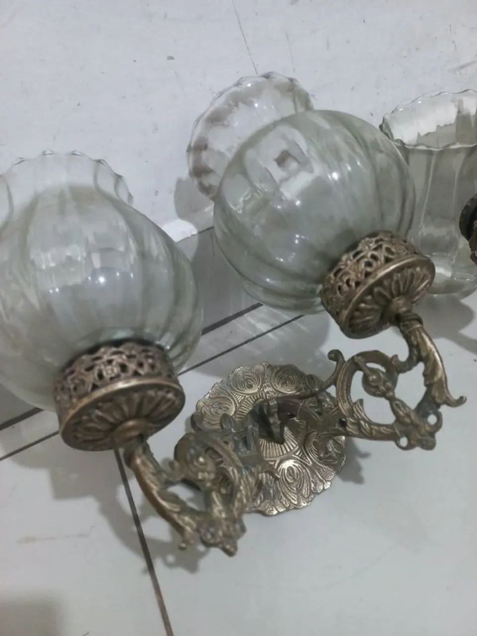 Par de arandelas antigas de bronze com 2 lâmpadas e cúpulas de vidro - Foto 2