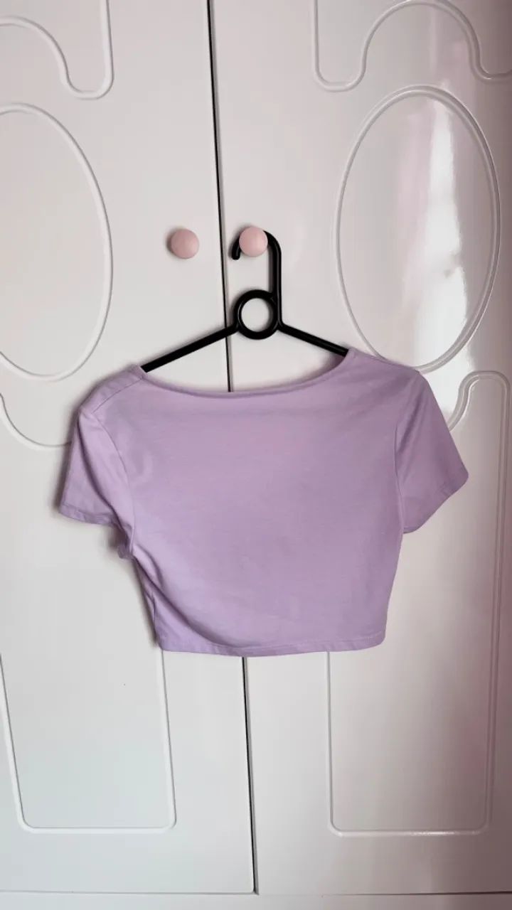 camiseta lilás de botões  - Foto 2