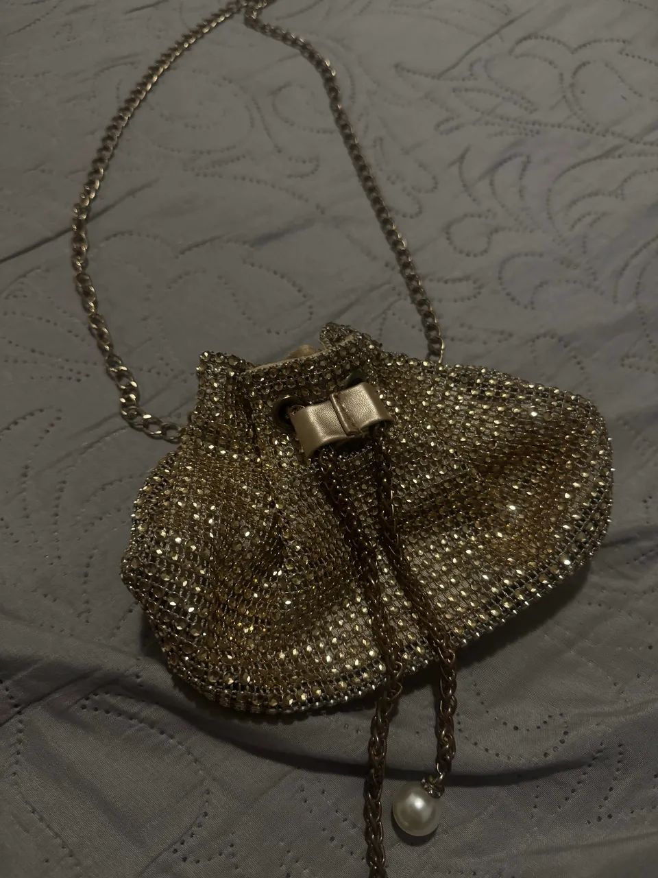 Bolsa dourada brilhosa 