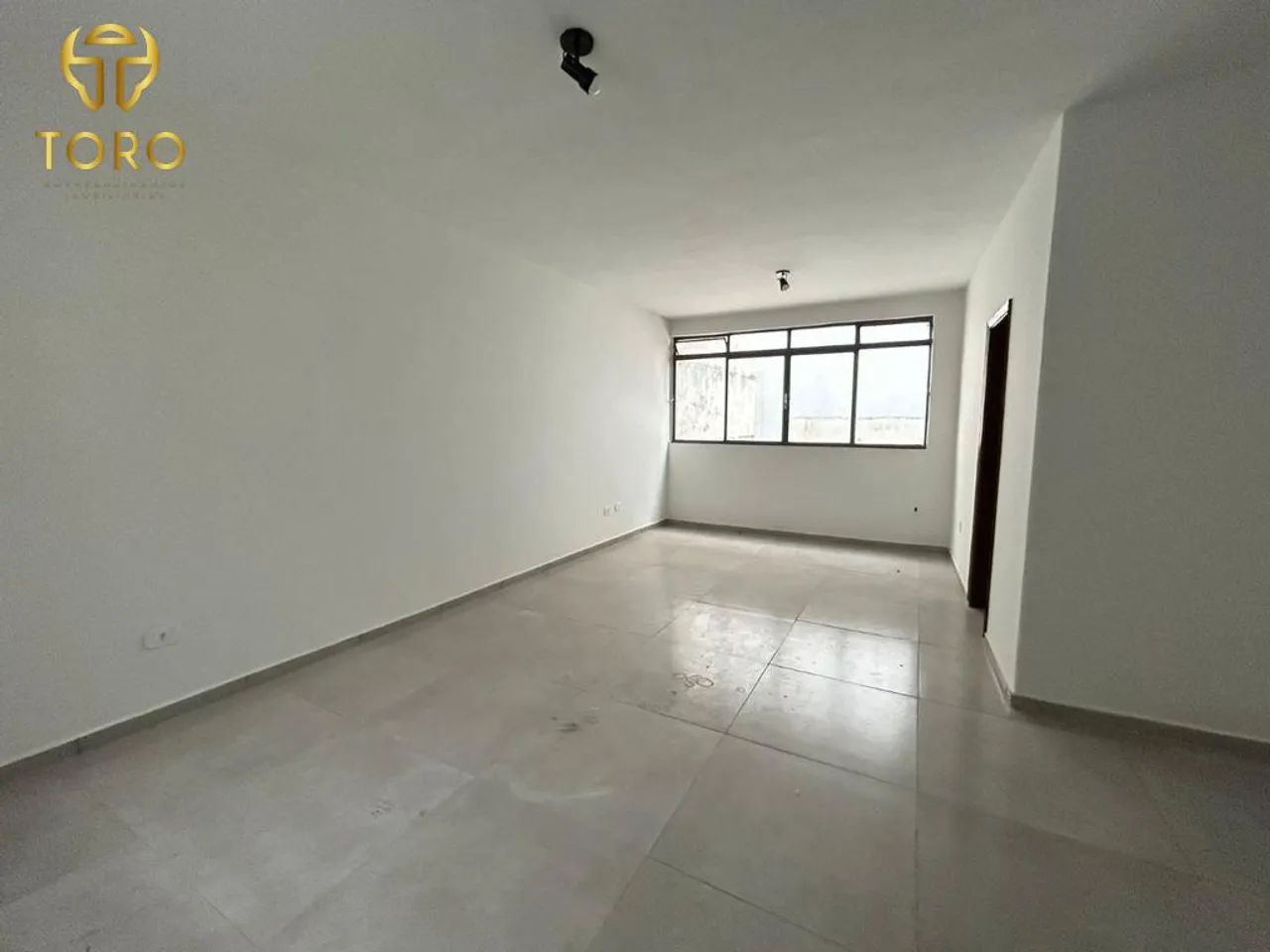 Aluga-se sala comercial na Av Duque de Caixias, 579 - Centro, Maringá - PR. - Foto 2