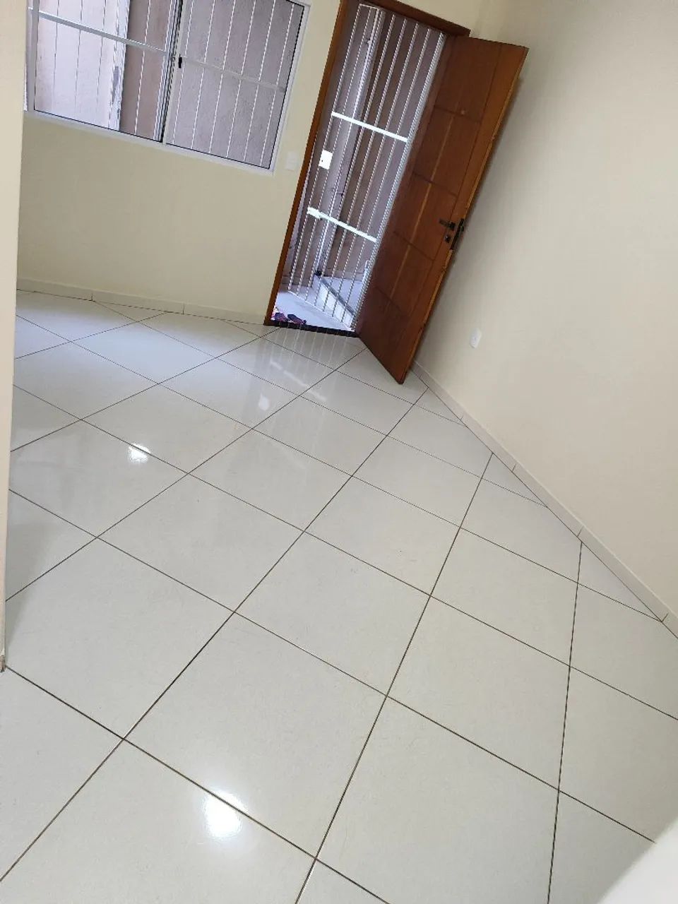 Alugo Apto dois quartos com garagem coberta