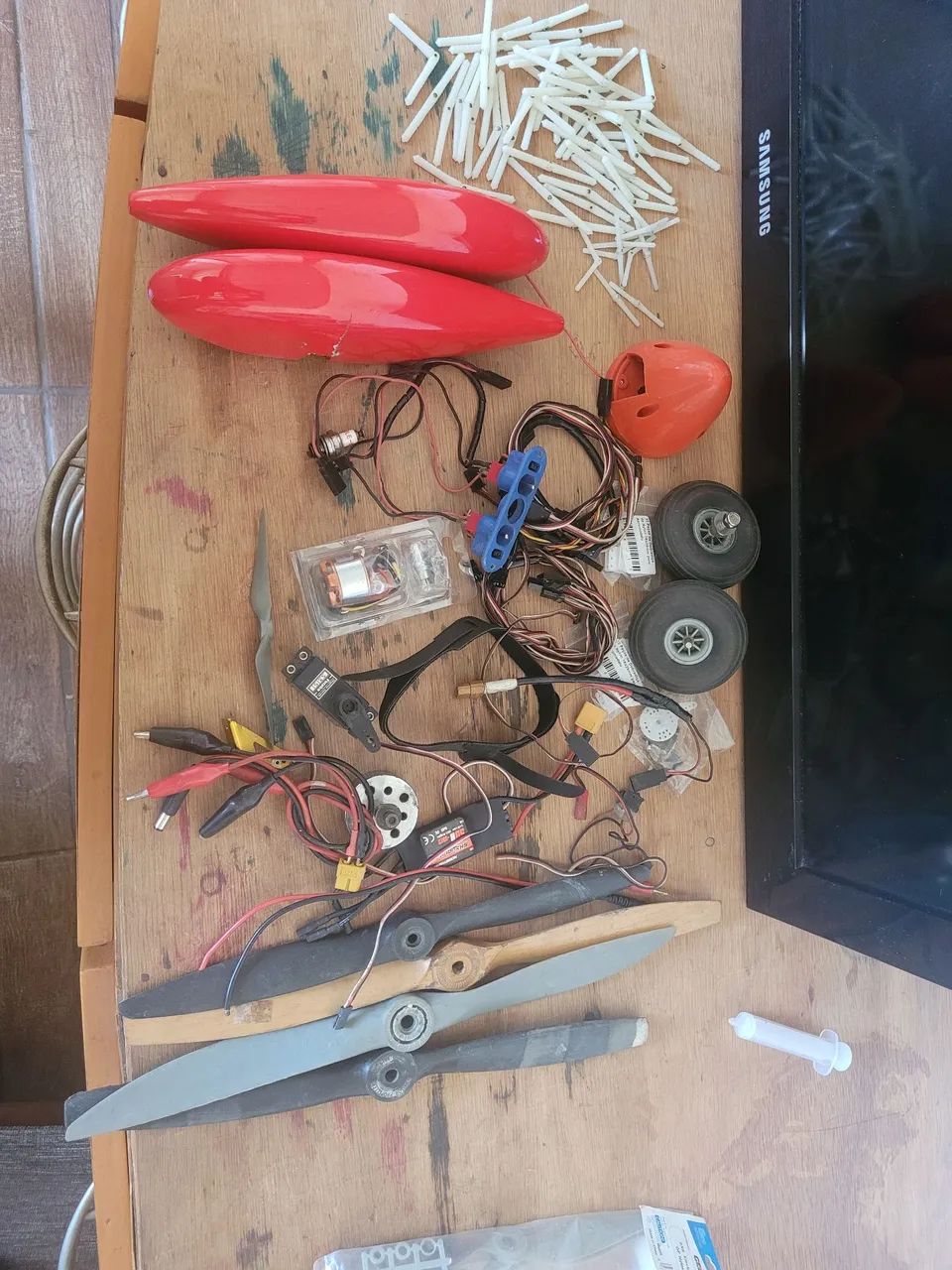 Peças para aeromodelismo.