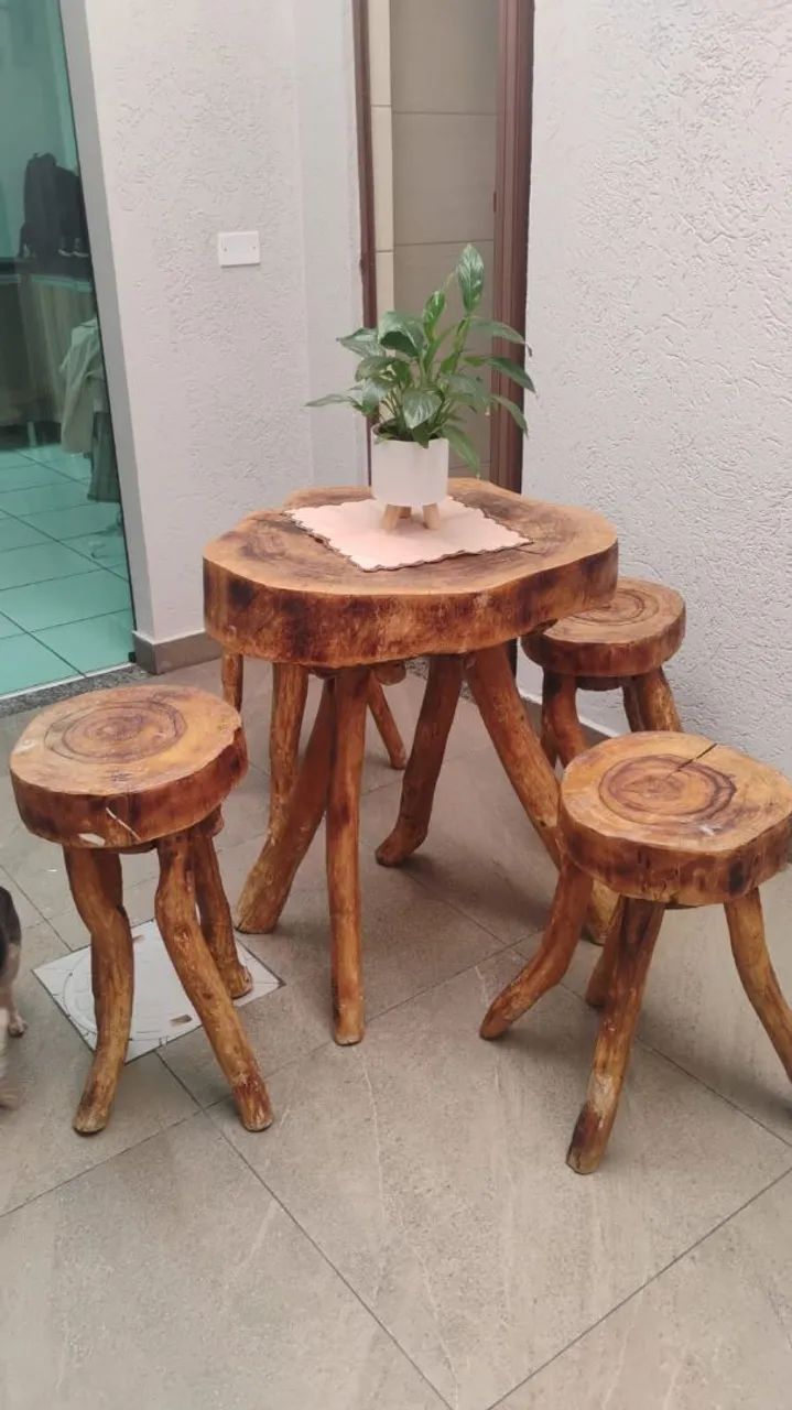 Mesa Peroba Rosa com 4 bancos 