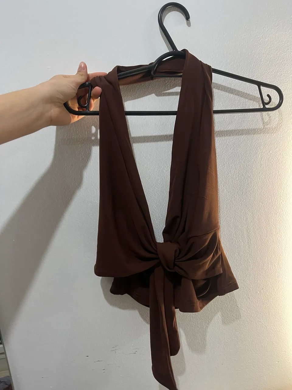 Blusa marrom decote costas abertas 