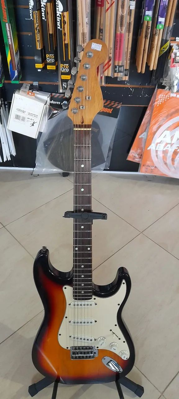 Guitarra barata com trava nas tarrachas 