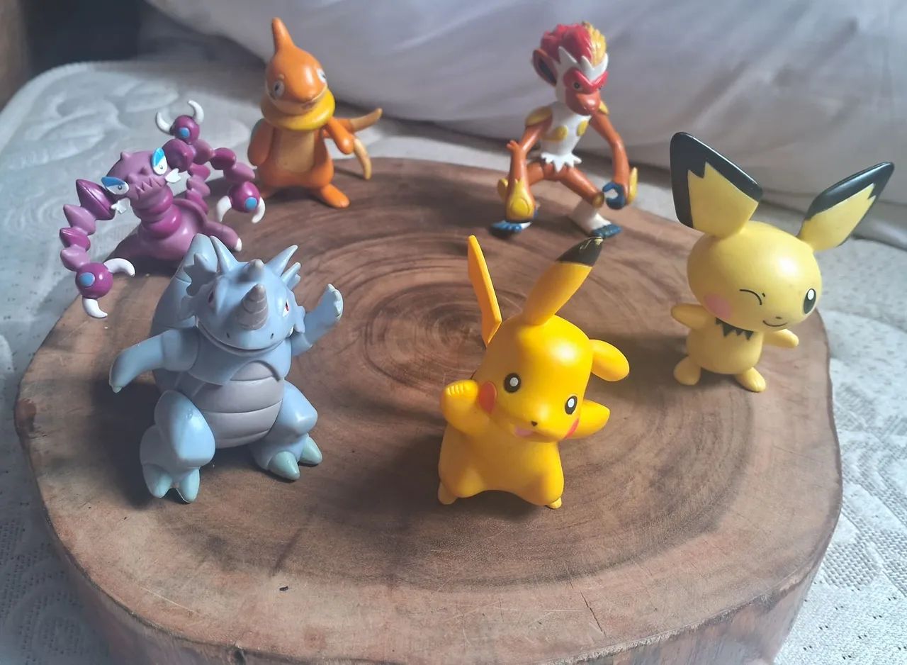 Lote com 17 Pokémon Nintendo/Jakks Pacific 