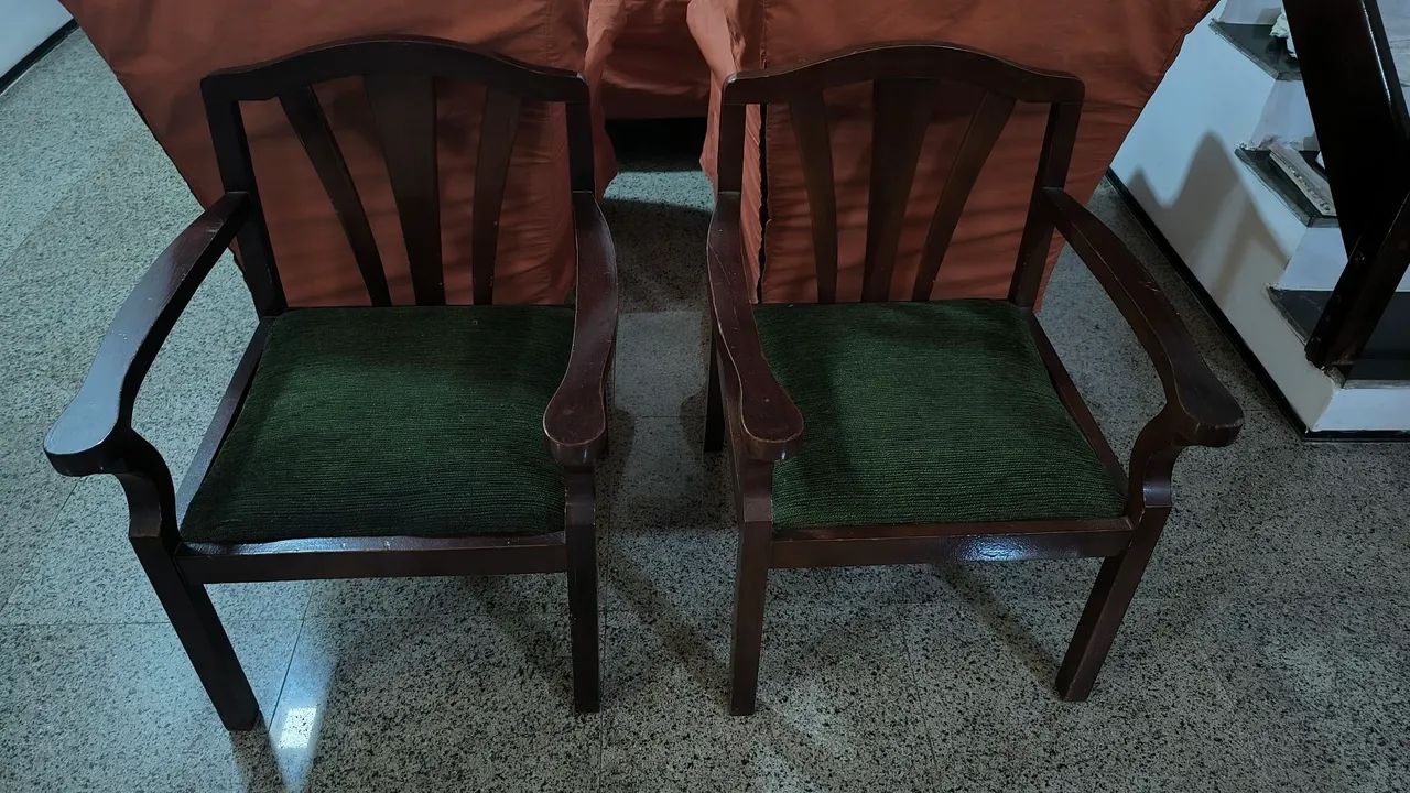 Poltronas de madeira