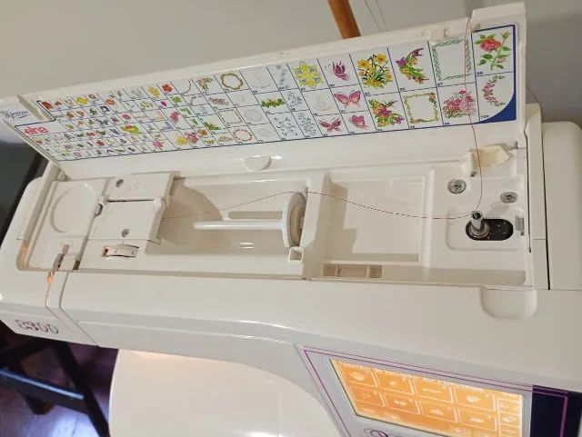 Máquina de bordar computadorizada ELNA 8300 Bivolt - Foto 5