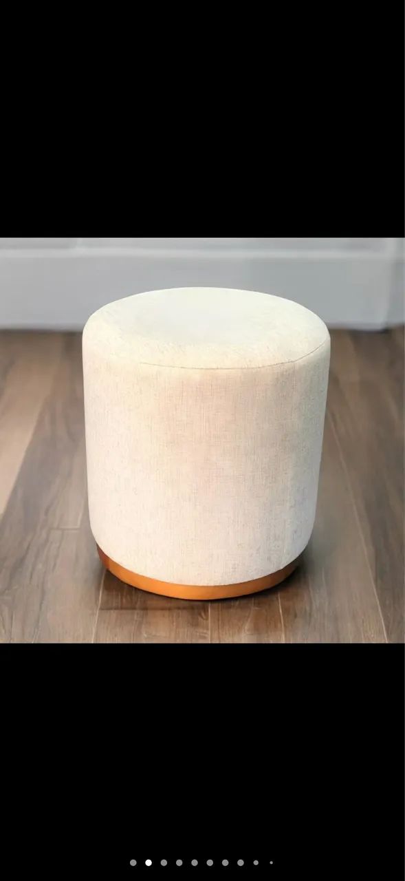 Puff Decorativo Redondo Bege com Base Amadeirada