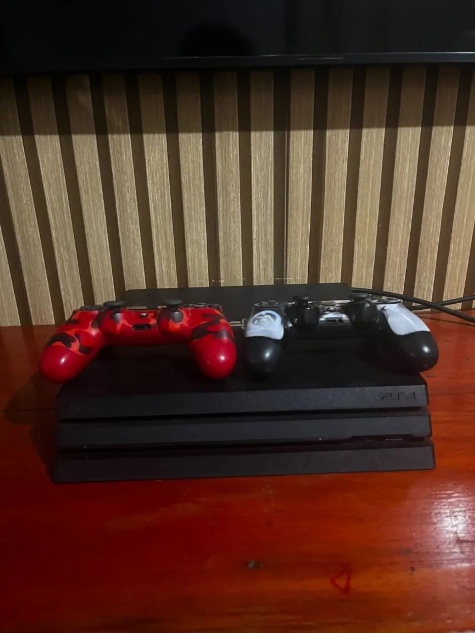 Vendo PS4 PRO 1TB + DOIS CONTROLES  - Foto 3
