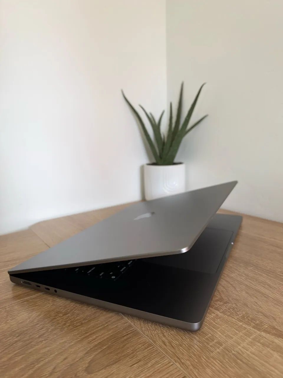 MacBook Pro 16  M1 Max 32GB RAM 1TB SSD GPU 32 Núcleos - Foto 3