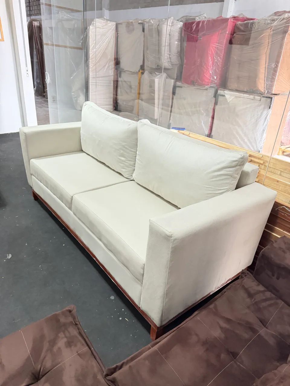 sofá com base em madeira executivo - Foto 3