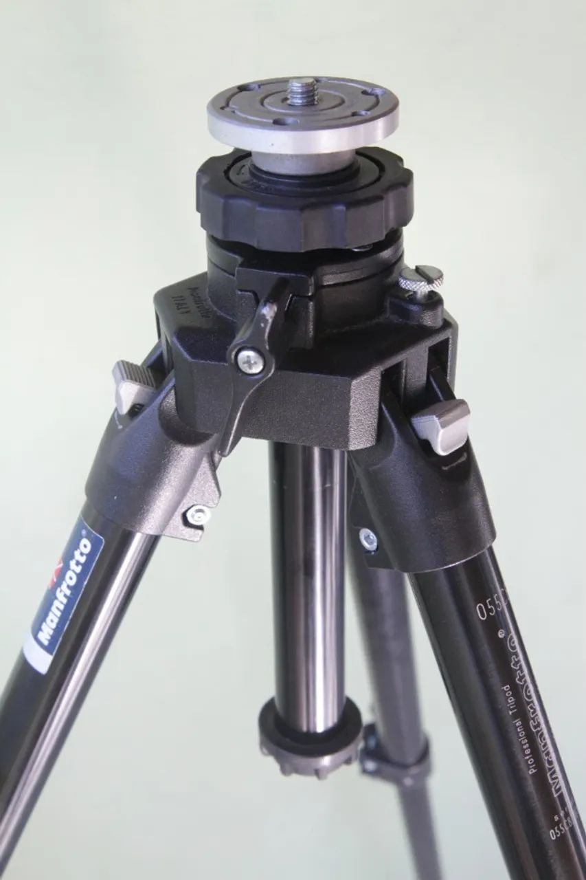 Tripé Manfrotto 055CB com estojo - Acessórios para Câmeras e