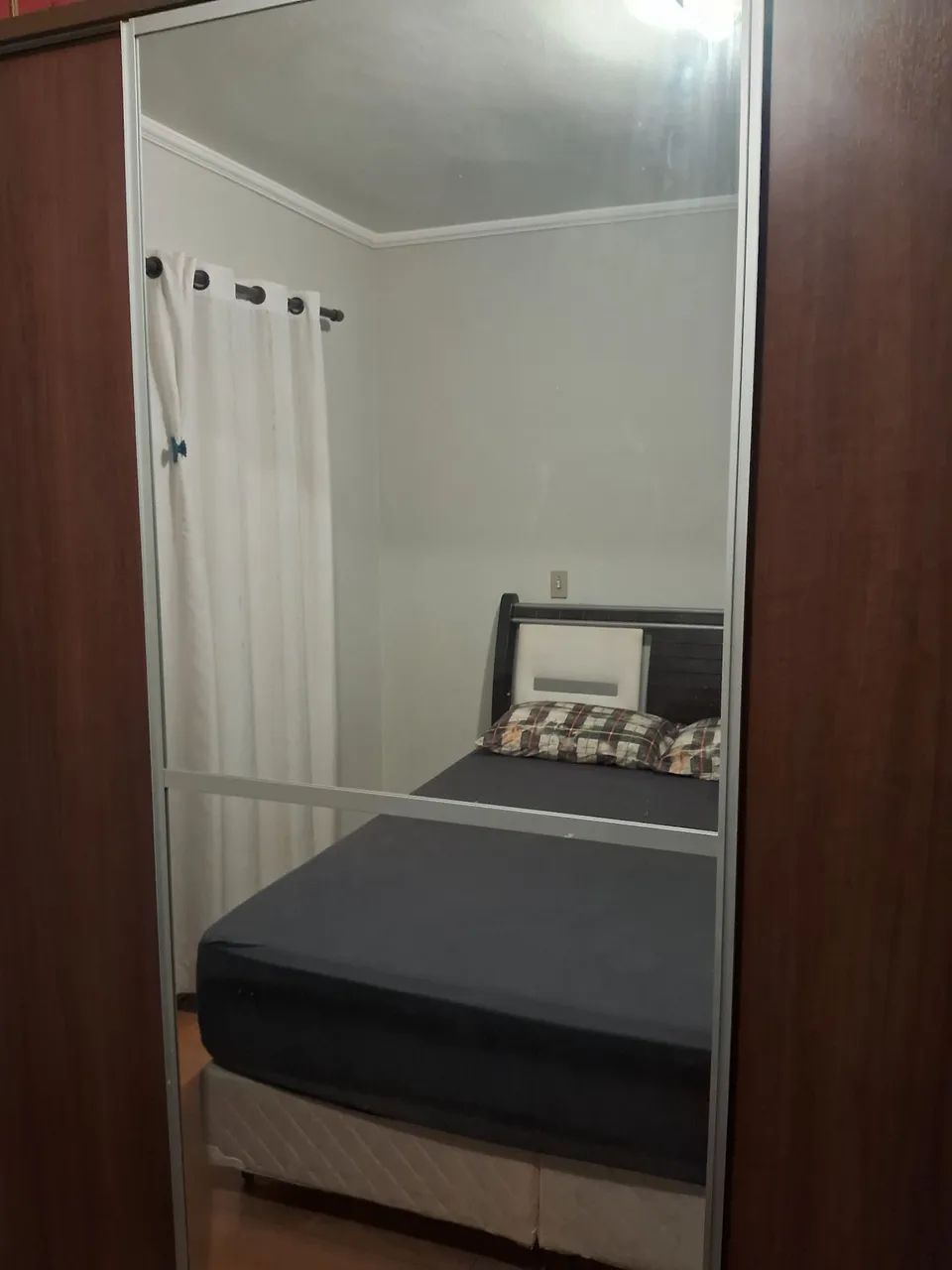 Guarda-roupa de casal grande - portas de correr  com espelho