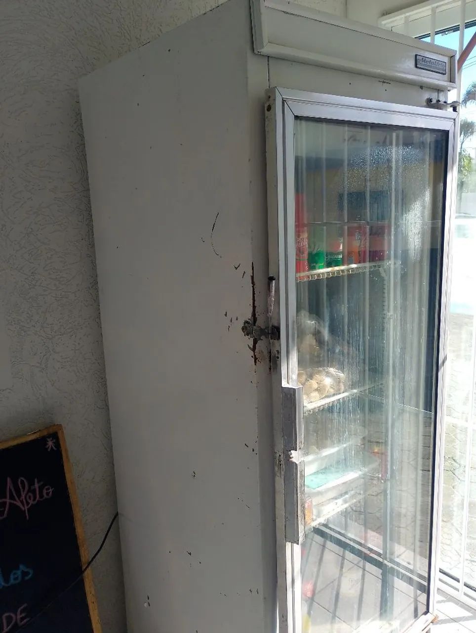 Vendo expositor de bebidas gelando bem
