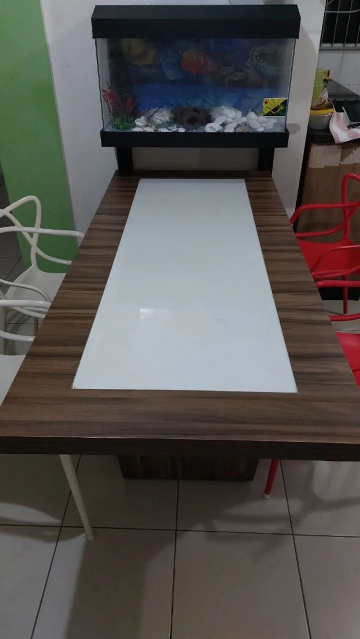MESA DE JANTAR EM MDF E ACRÍLICO