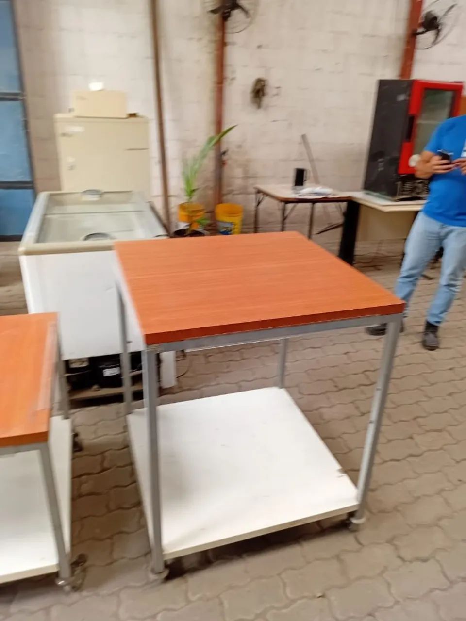 Mesa multifuncional com rodas e travas medindo 0,80cm × 0,80cm × 0,70cm - Foto 2