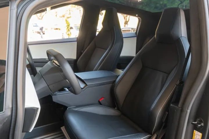 Tesla Cybertruck Foundation, foto 10 de 17