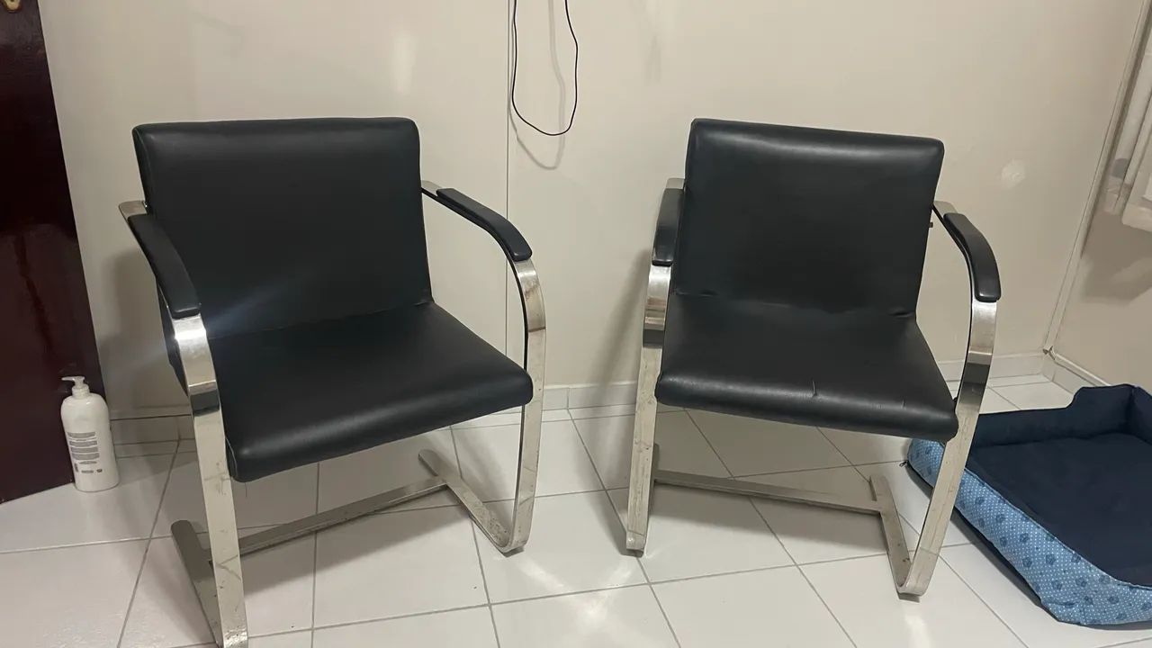 2 Cadeiras de Escritório Pretas com Braço | Cromadas | Confortáveis - Foto 2