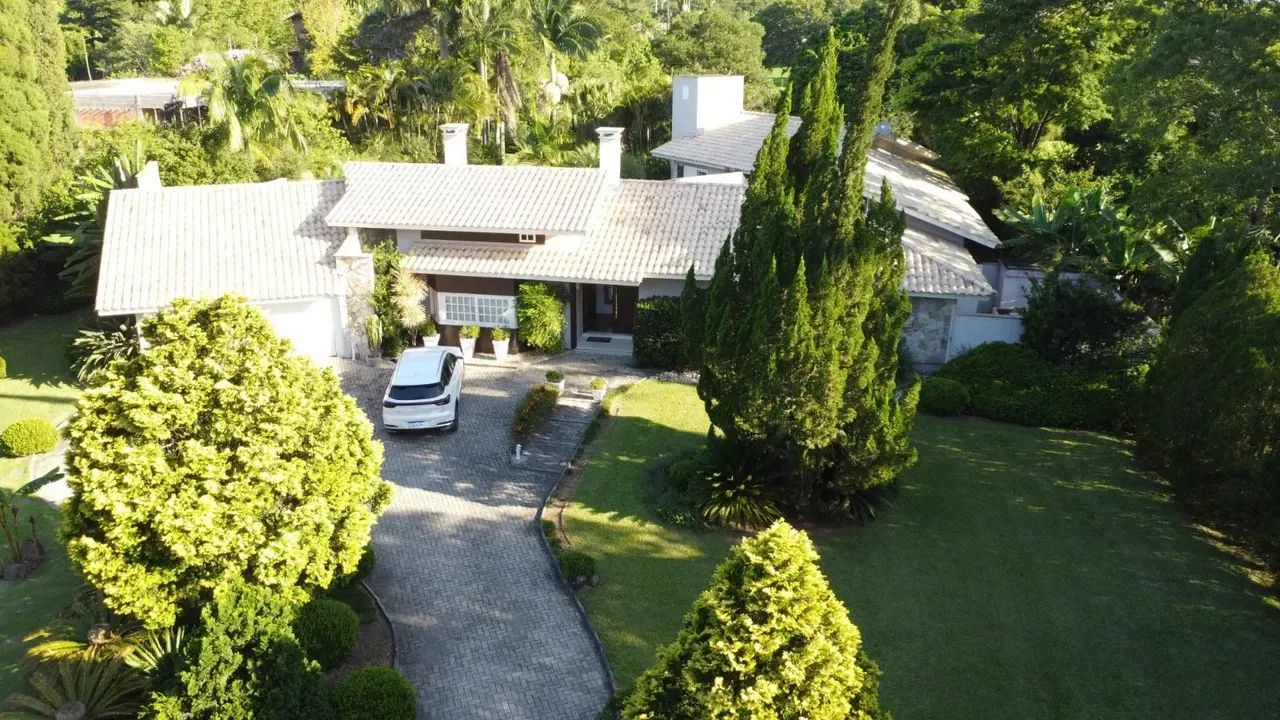 Casa em Condomínio com Amplo terreno de 3090m2 3 quartos, 3 suítes, piscina