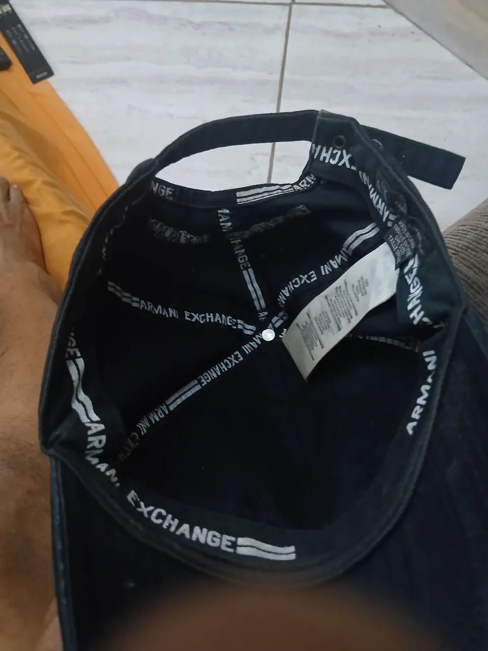 BONÉ ARMANI EXCHANGE ORIGINAL AIX PRETO E DOURADO IMPECÁVEL  - Foto 3