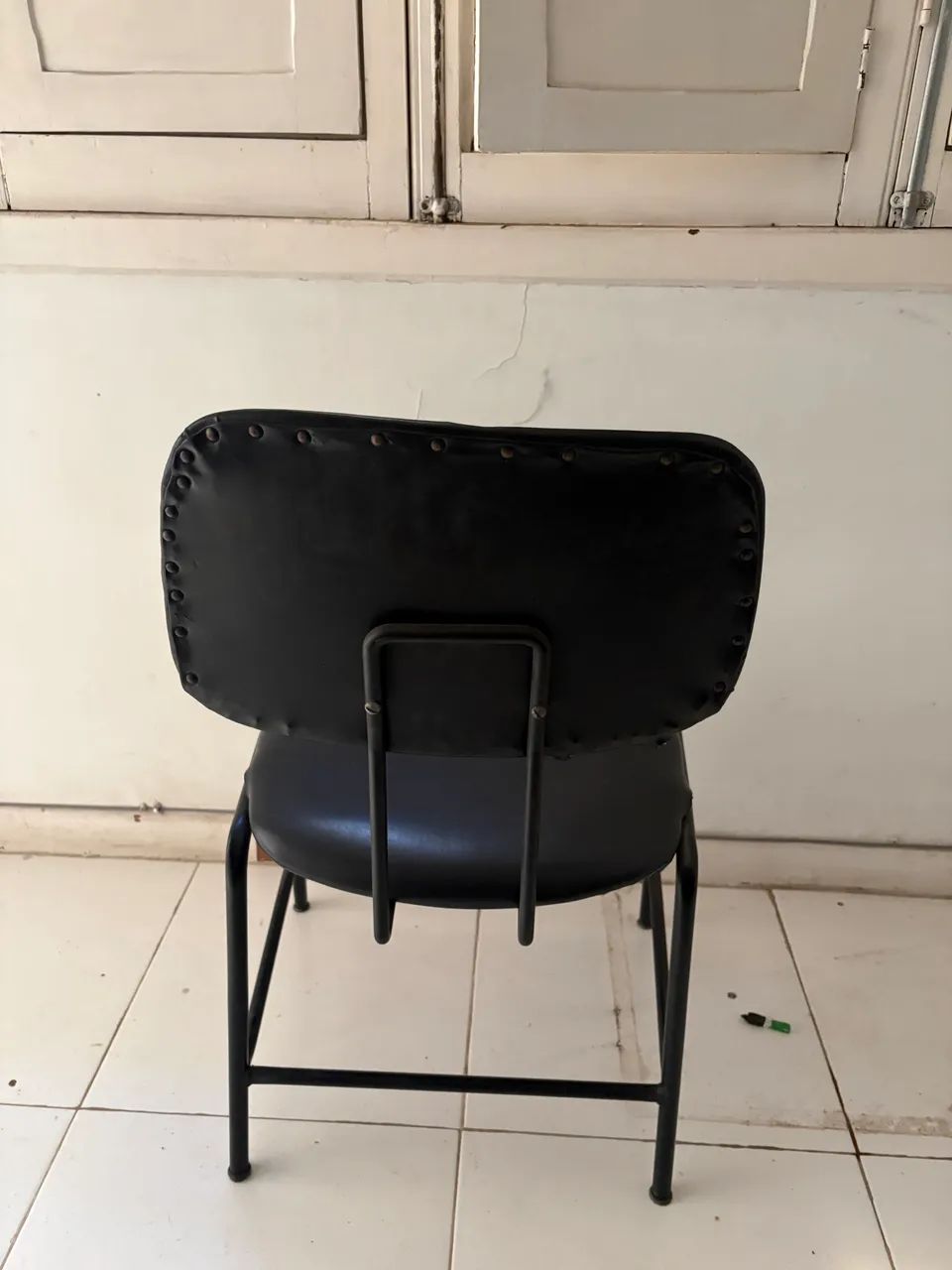 Cadeira preta de couro - Foto 4