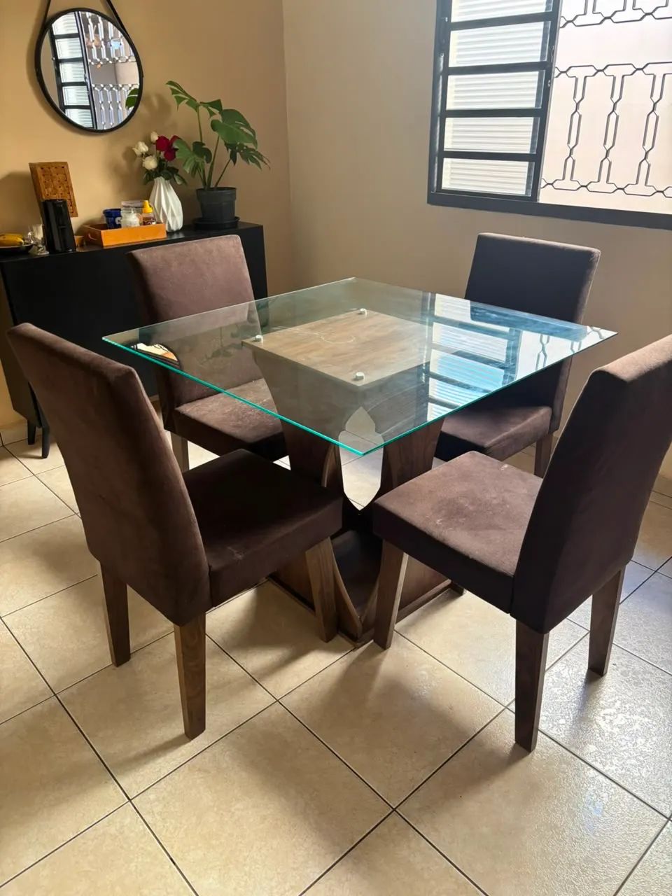 Mesa com tampo de vidro e 4 cadeiras estofadas - Foto 2