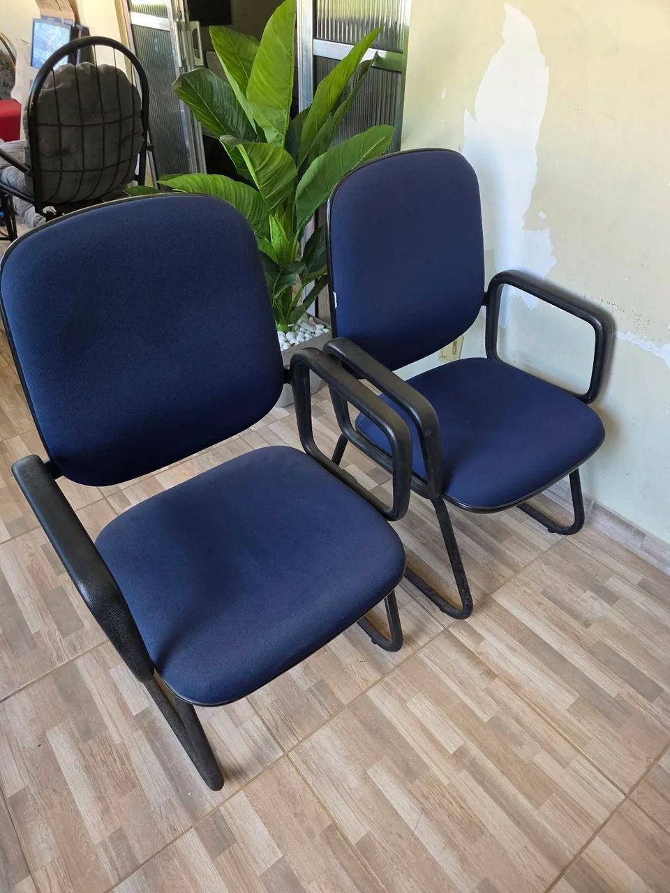 Duas cadeiras fixa com braço.  - Foto 2