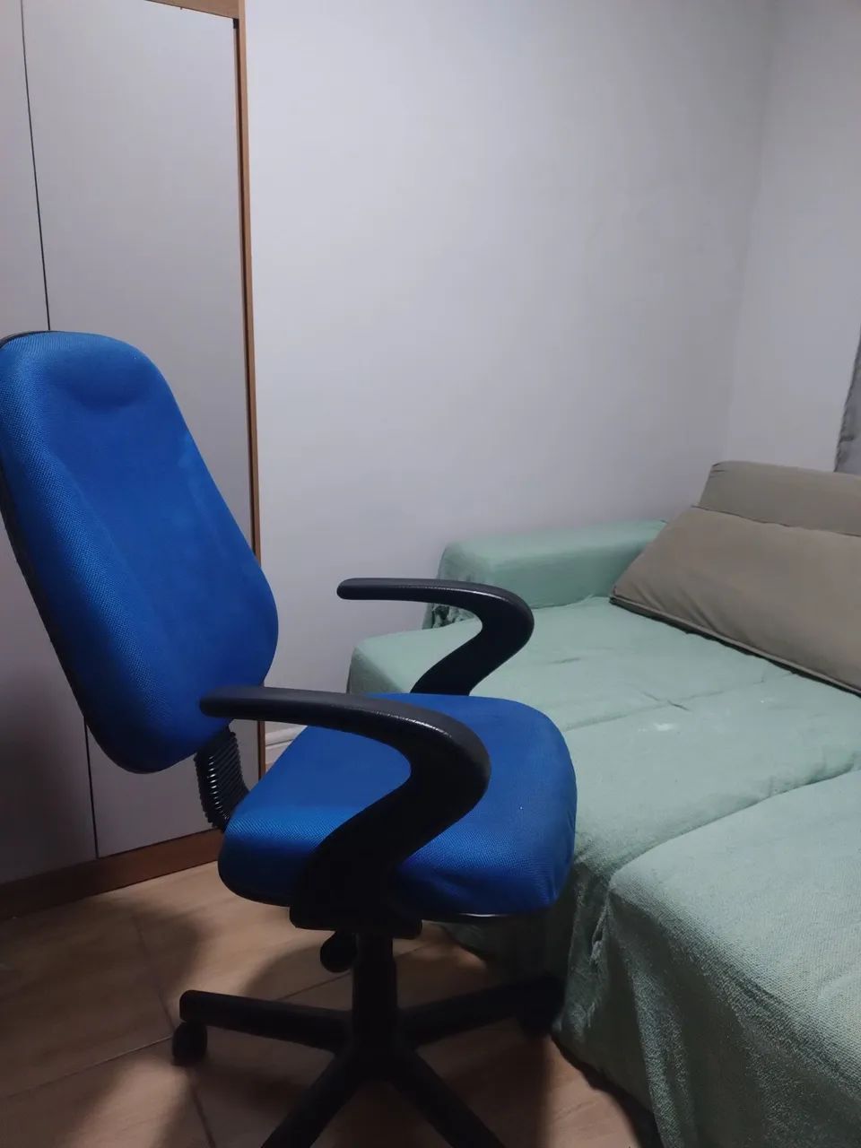 Cadeira escritório em bom estado  - Foto 2