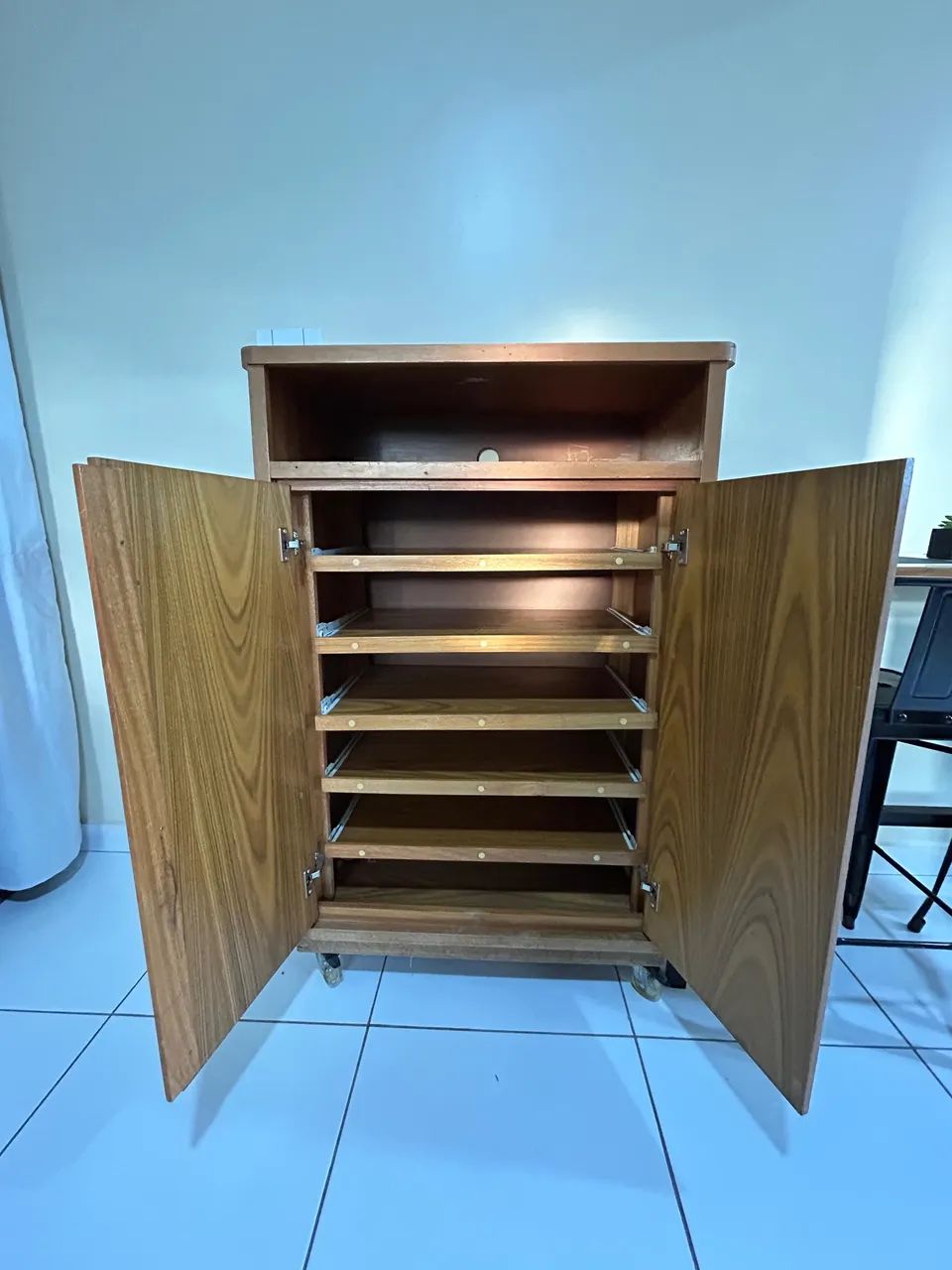 Sapateira de madeira com rodinhas multiuso - Foto 2