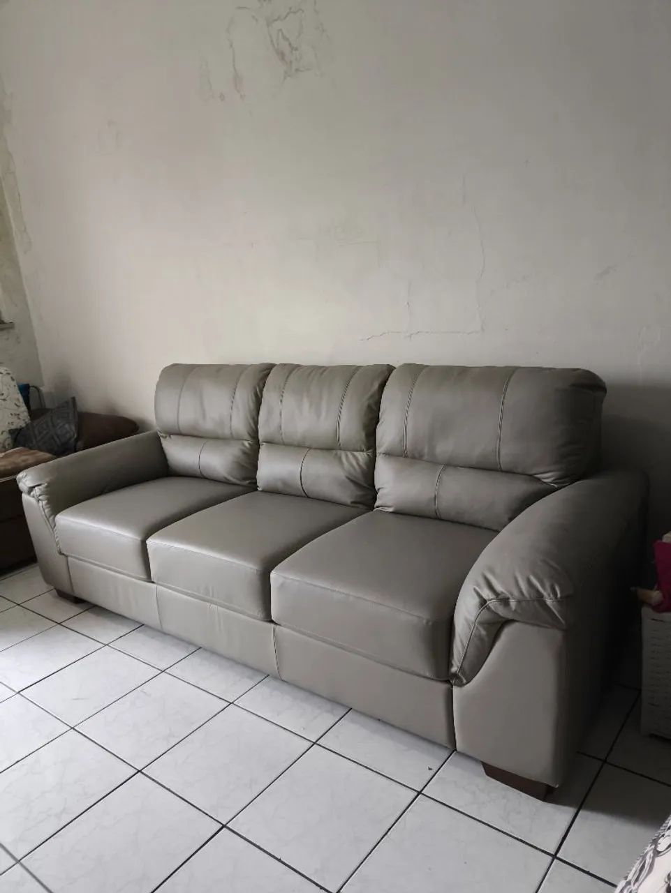 Sofá de couro legítimo 3 lugares cinza NOVO - Foto 3