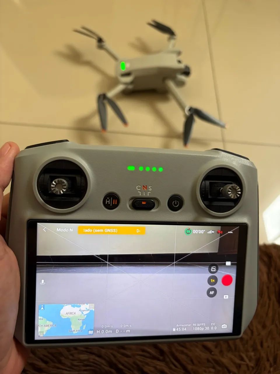Drone DJI Mini 3 com controle com tela (RC) - Foto 3